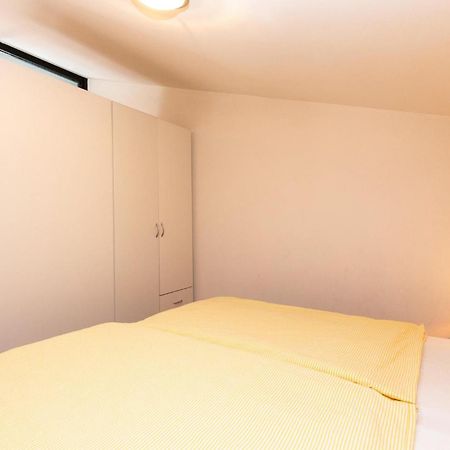 1 Bedroom Cozy Apartment In ヤドラニヴォ エクステリア 写真