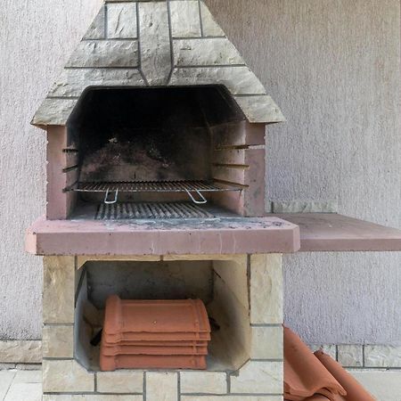 1 Bedroom Cozy Apartment In ヤドラニヴォ エクステリア 写真