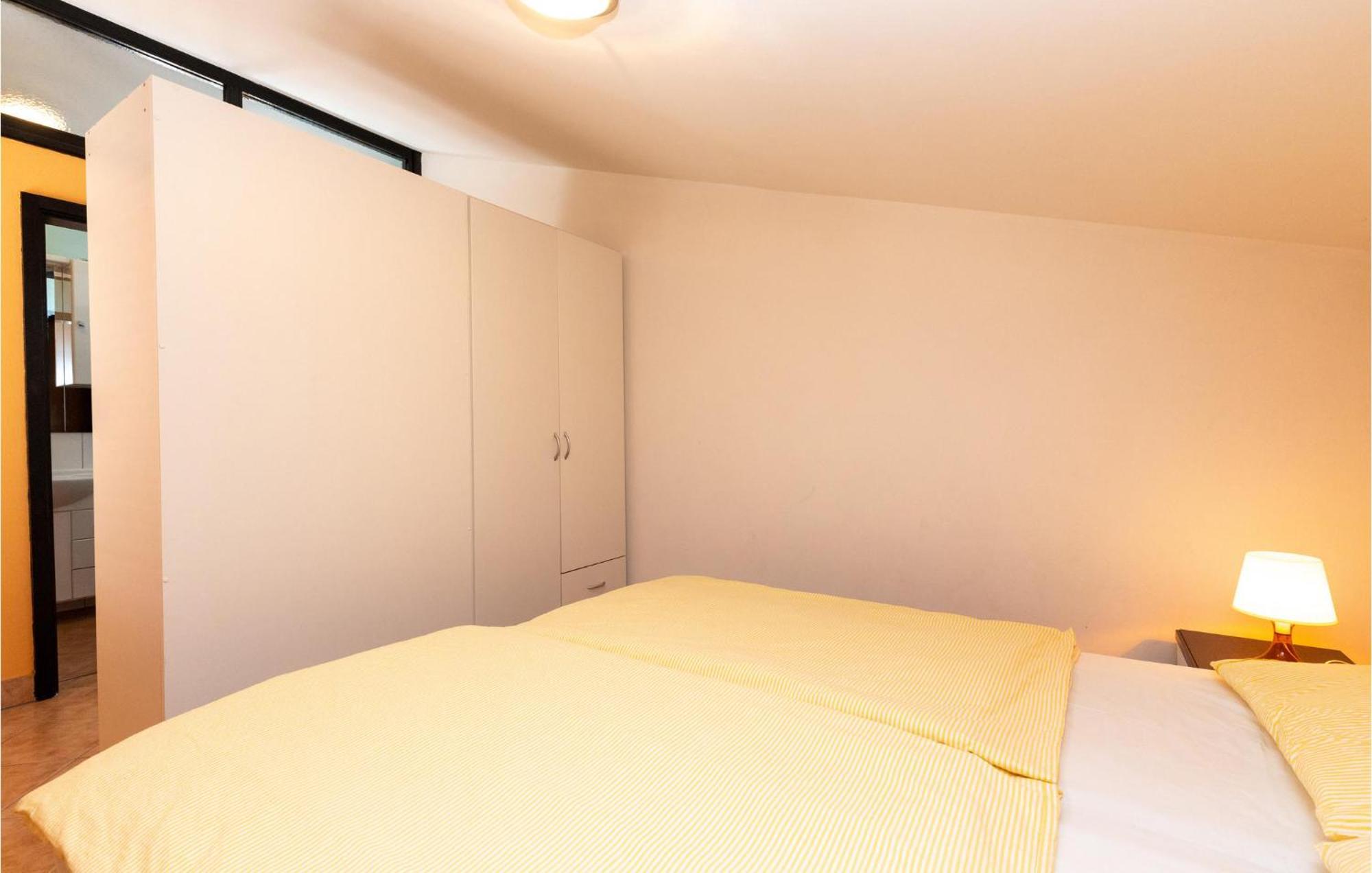1 Bedroom Cozy Apartment In ヤドラニヴォ エクステリア 写真