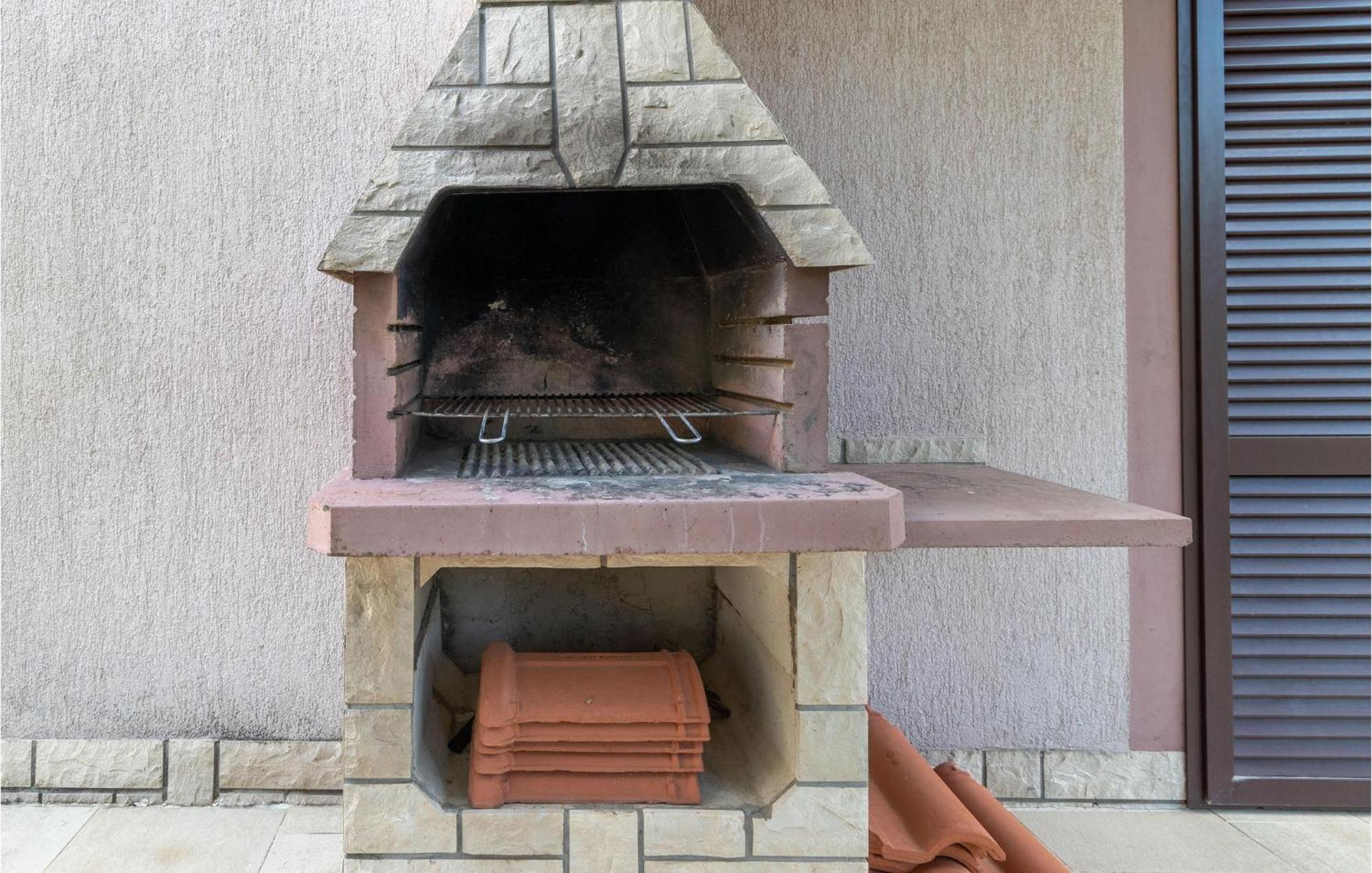 1 Bedroom Cozy Apartment In ヤドラニヴォ エクステリア 写真