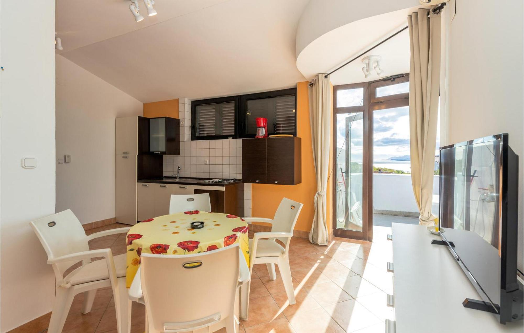 1 Bedroom Cozy Apartment In ヤドラニヴォ エクステリア 写真