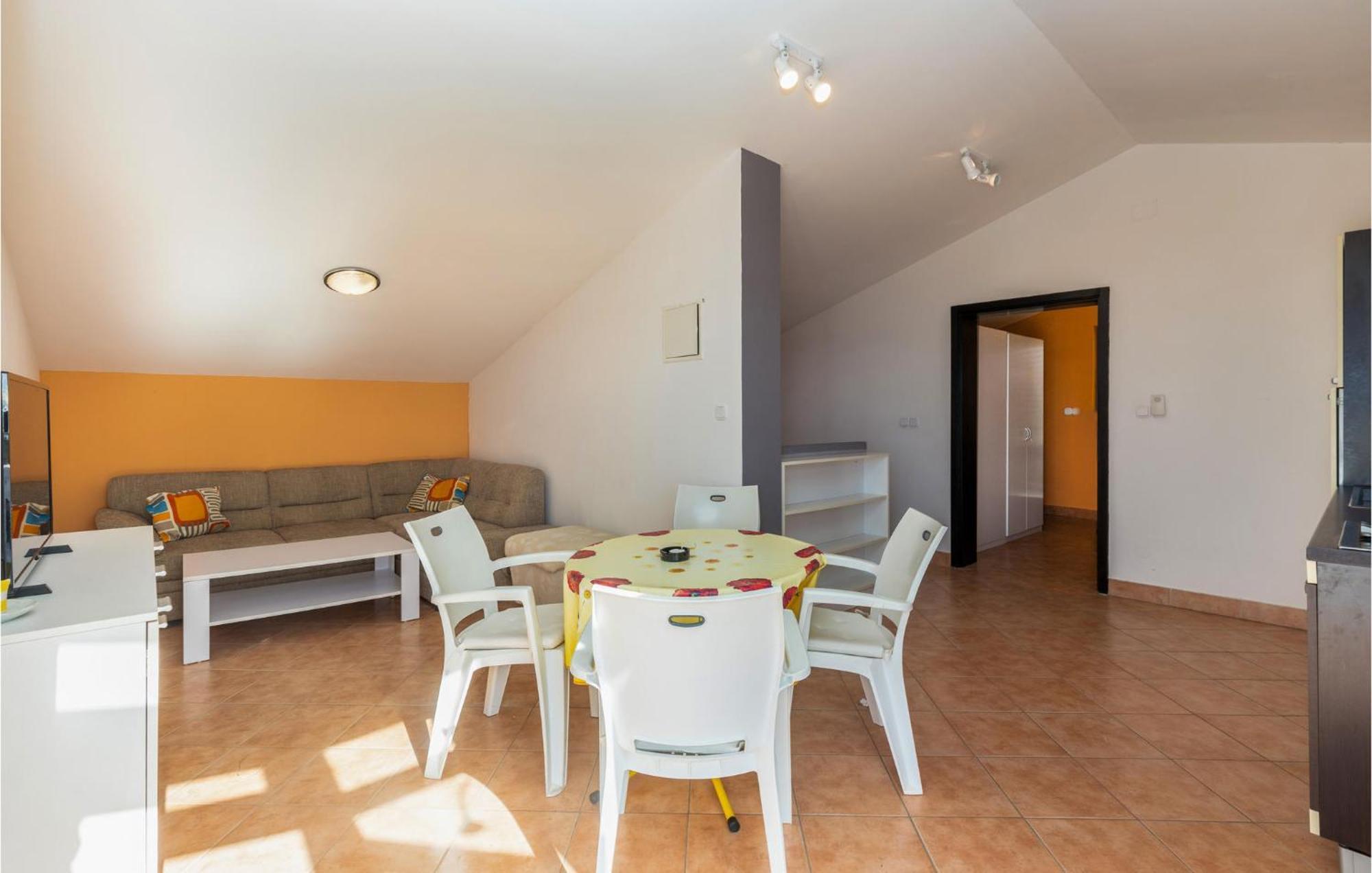 1 Bedroom Cozy Apartment In ヤドラニヴォ エクステリア 写真
