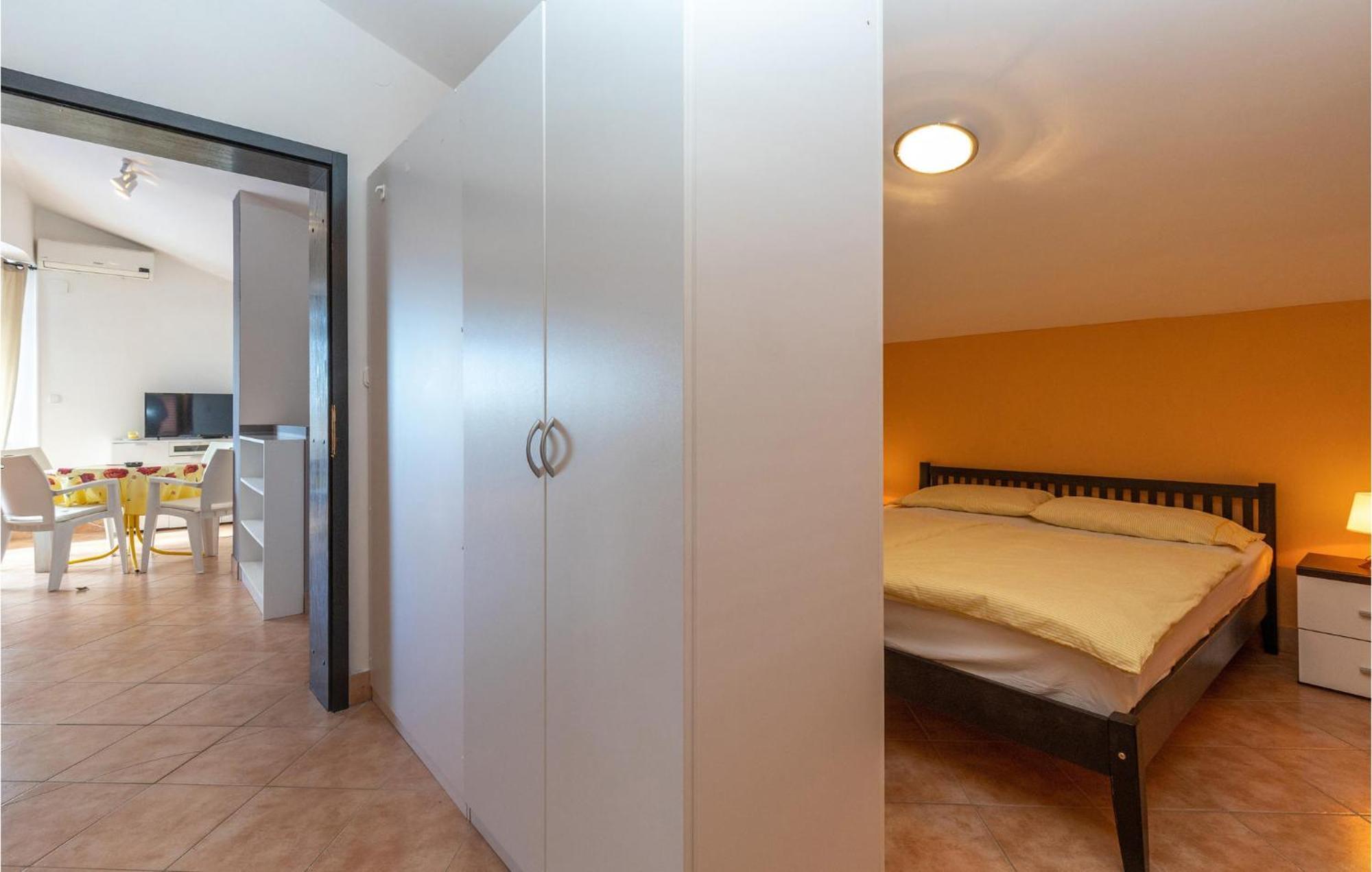 1 Bedroom Cozy Apartment In ヤドラニヴォ エクステリア 写真