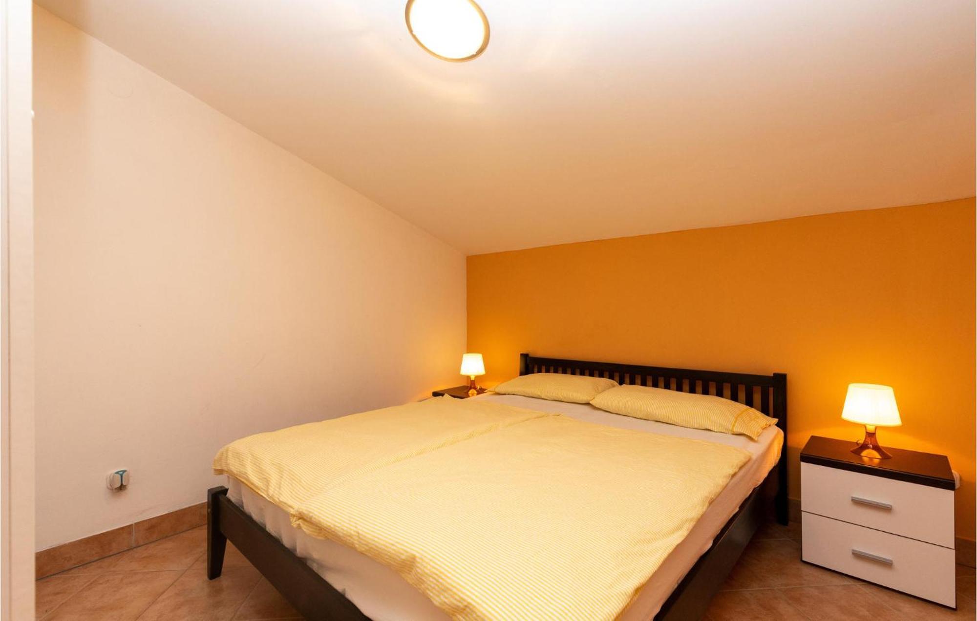 1 Bedroom Cozy Apartment In ヤドラニヴォ エクステリア 写真