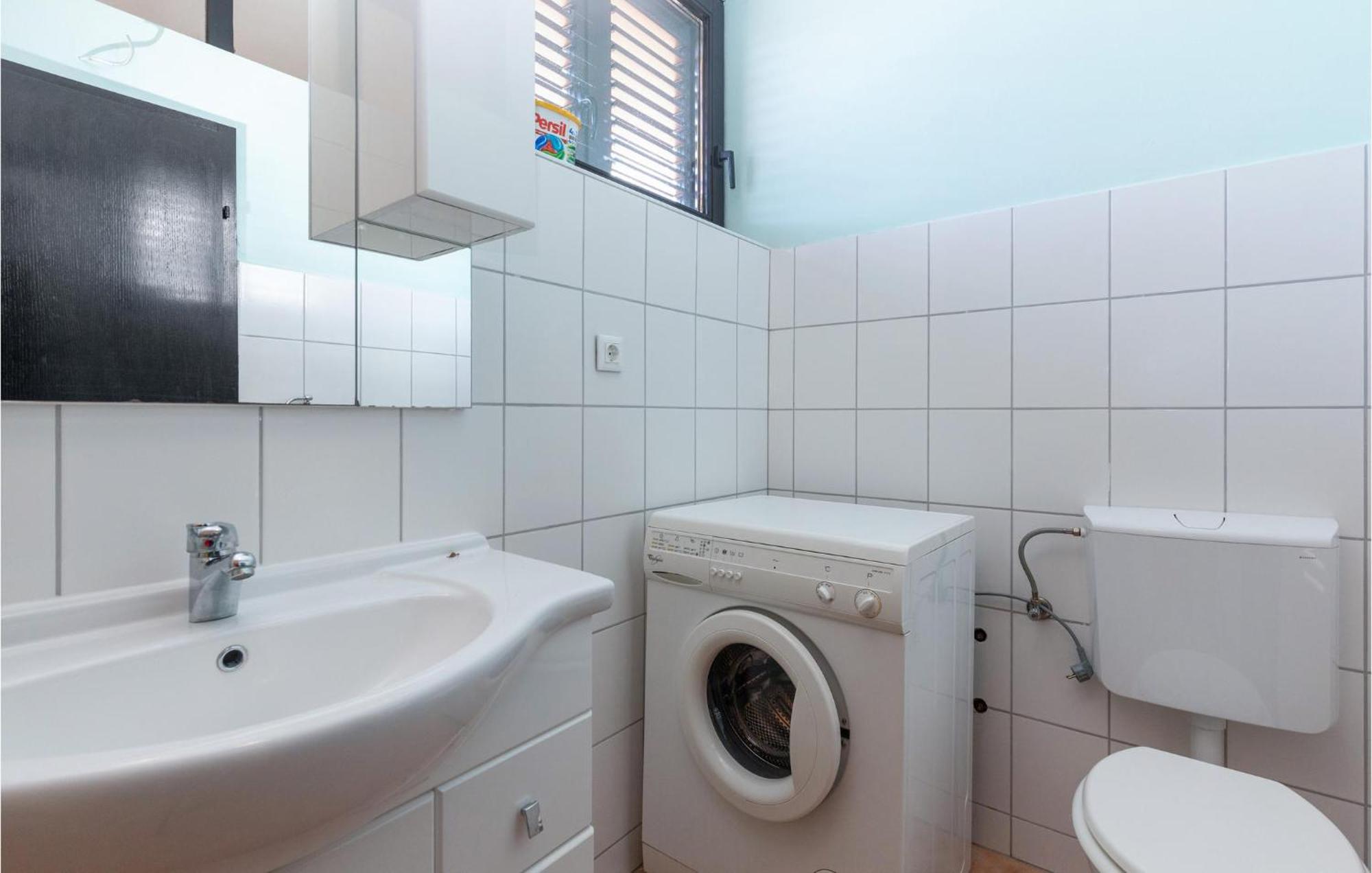 1 Bedroom Cozy Apartment In ヤドラニヴォ エクステリア 写真