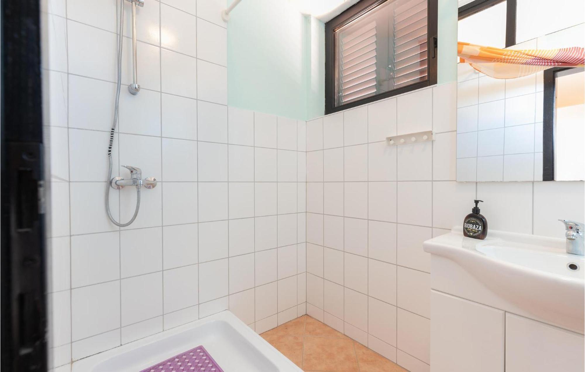 1 Bedroom Cozy Apartment In ヤドラニヴォ エクステリア 写真
