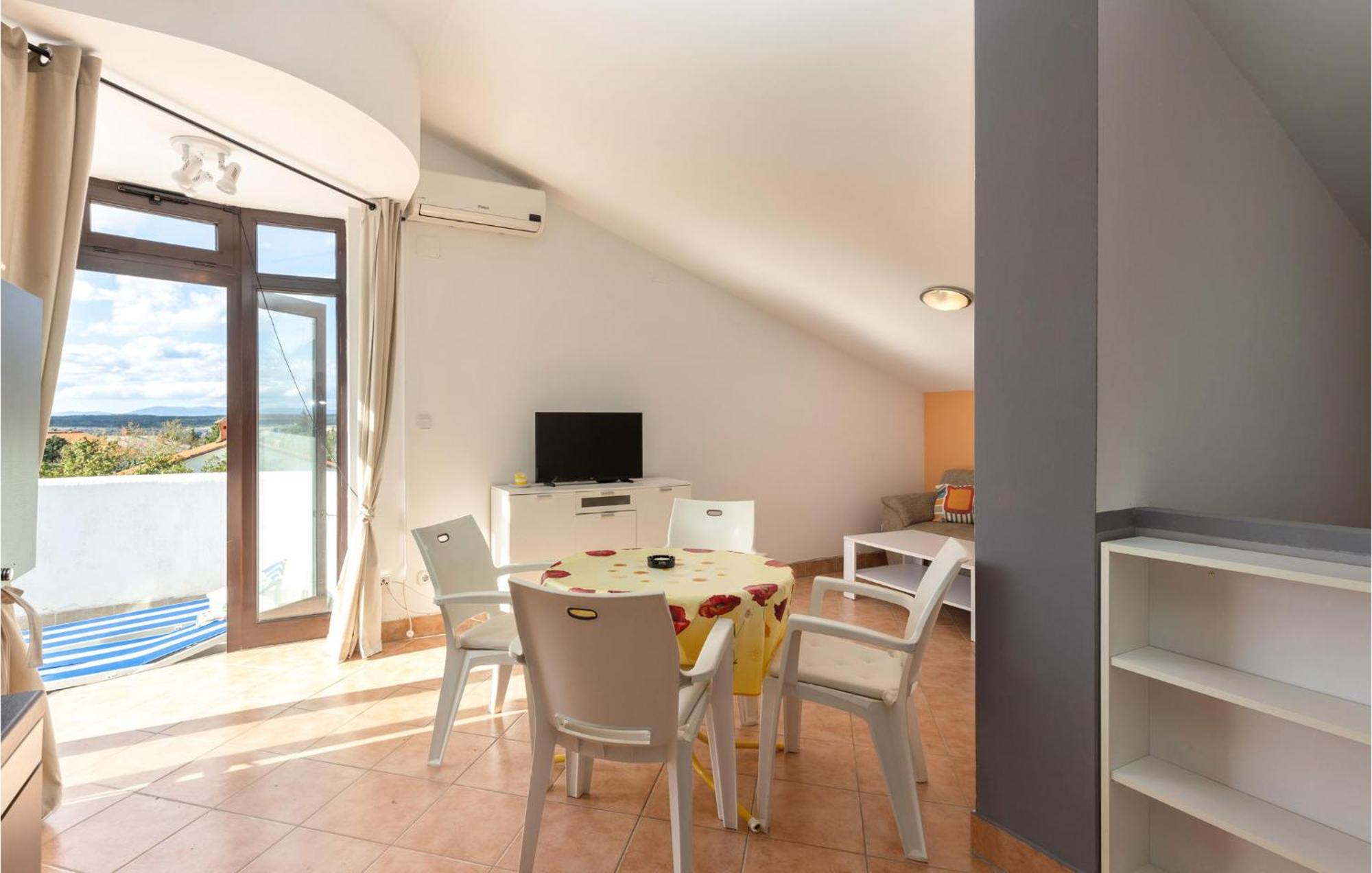 1 Bedroom Cozy Apartment In ヤドラニヴォ エクステリア 写真
