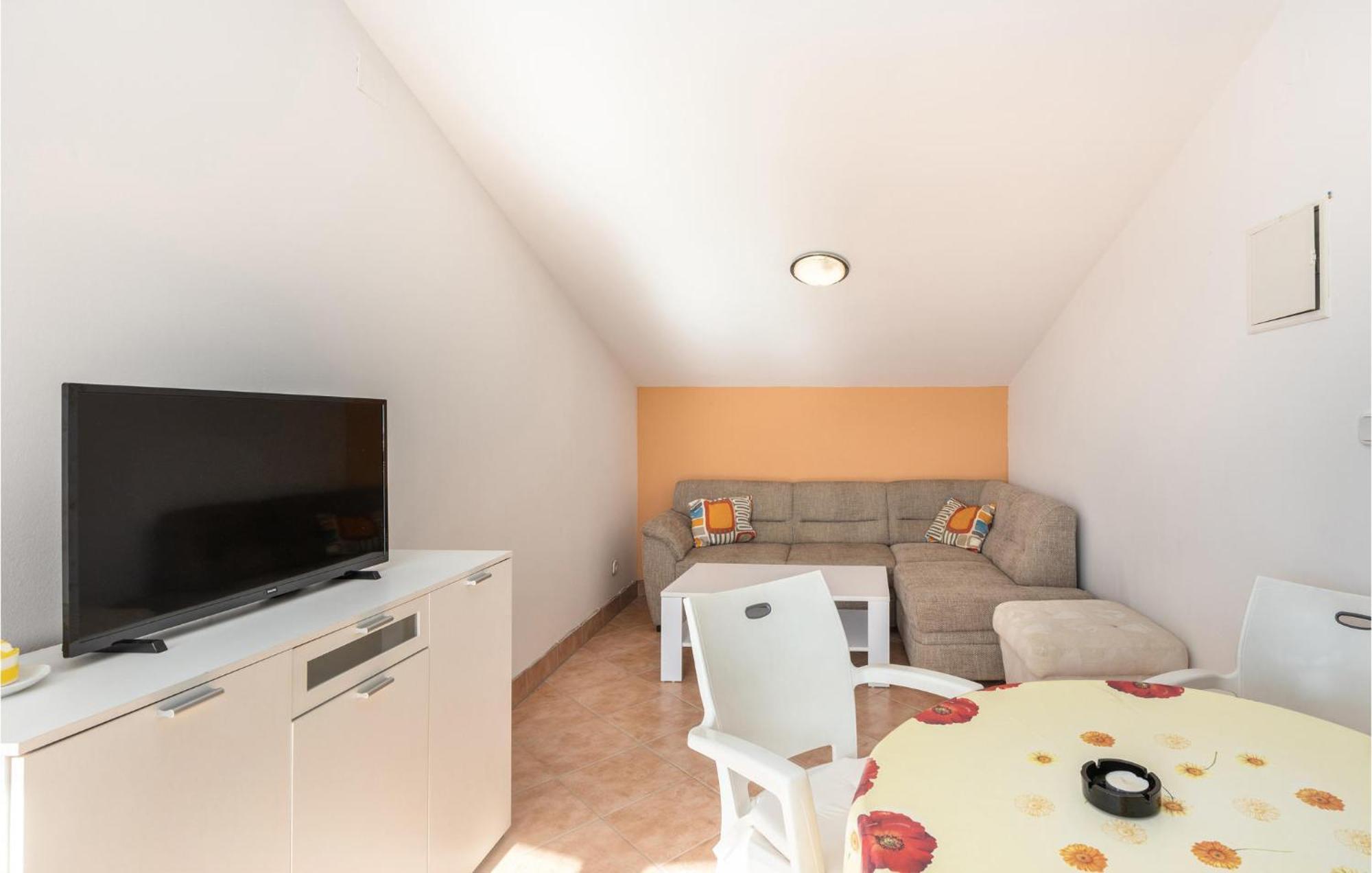 1 Bedroom Cozy Apartment In ヤドラニヴォ エクステリア 写真
